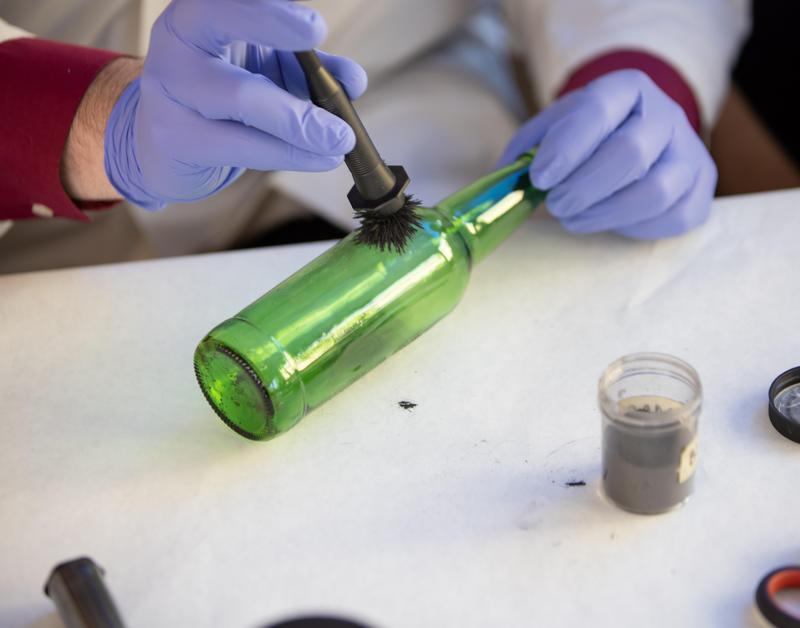forensics dusting for fingerprints