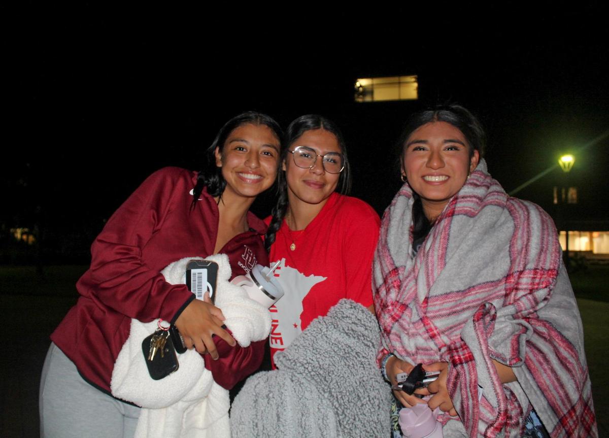 Students with blankets for Movie on the Lawn