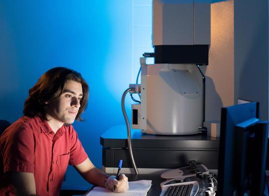 Hamline Undergraduate Students on an Electron Microscope