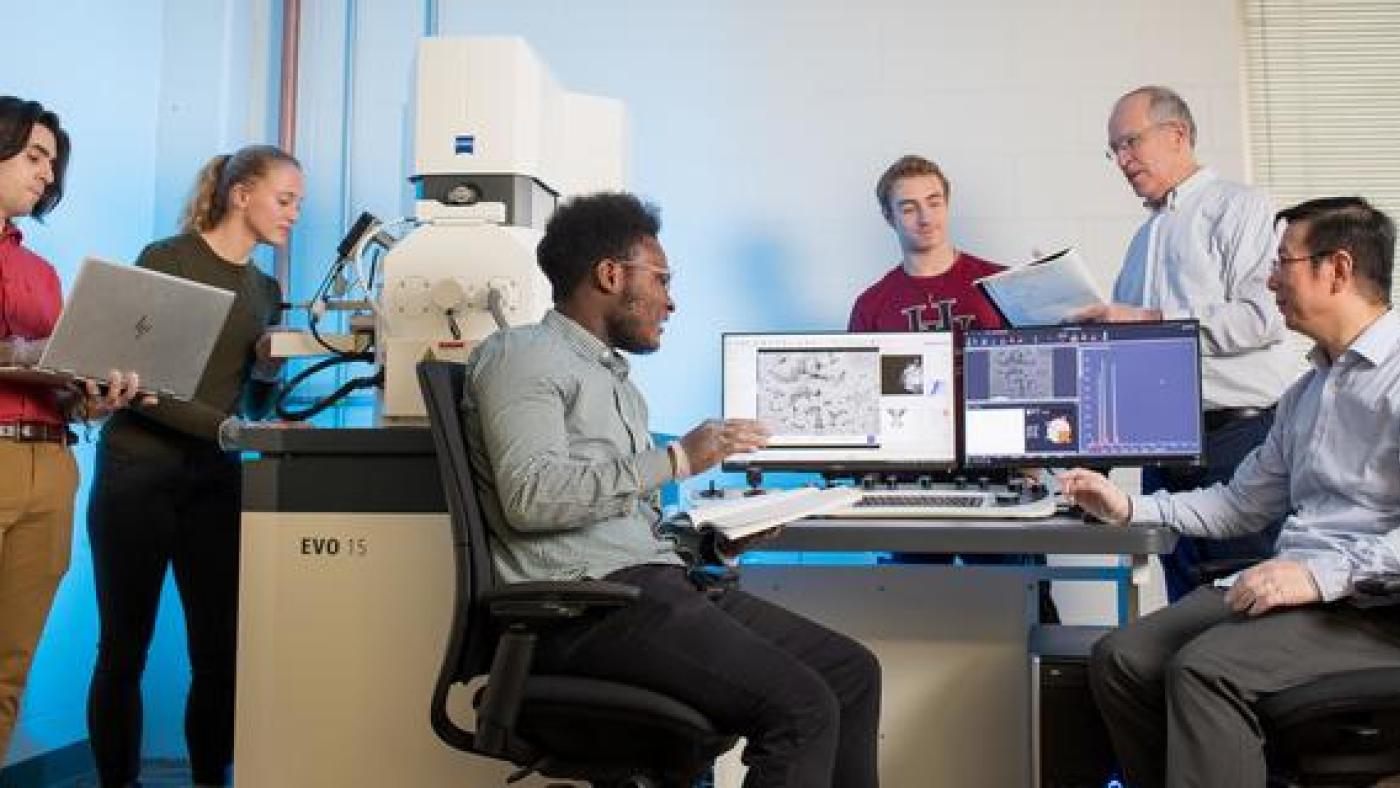 Hamline students looking to the Electron Microscope