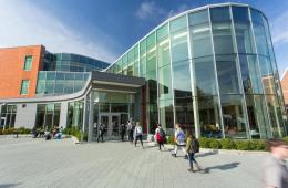 Students walking into Anderson Center at Hamline University
