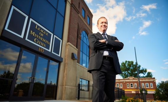 Kevin Frazell, an alumnus of Hamline's School of Business, smiling in a suit at Hamline