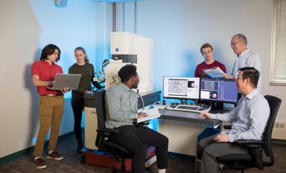 Hamline students with electron microscope