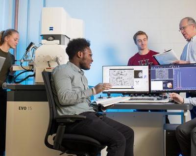 Hamline students looking to the Electron Microscope