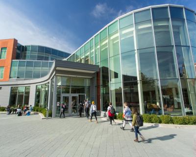 Students walking into Anderson Center at Hamline University