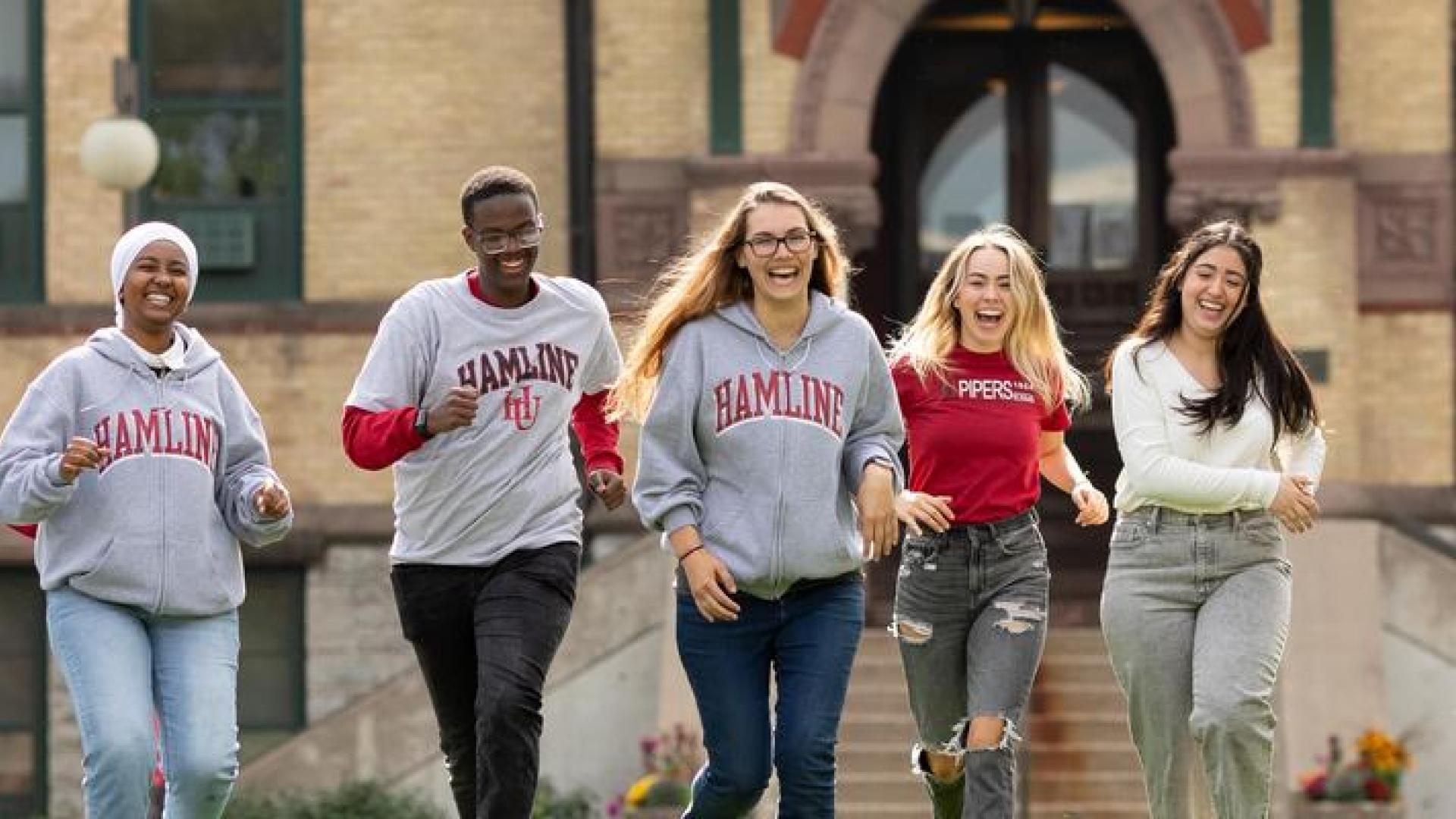 Hamline Student Hailey Belflowe and other students smiling to the picture