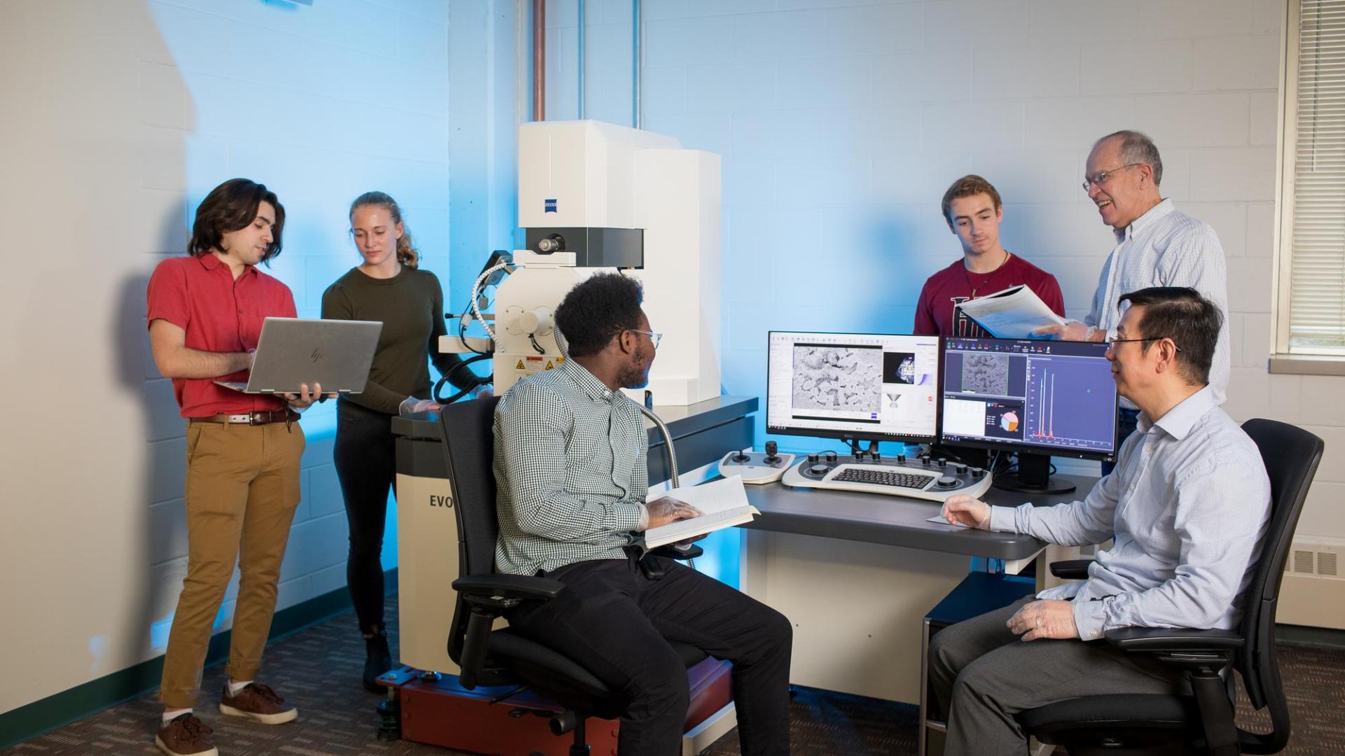 Hamline students with electron microscope