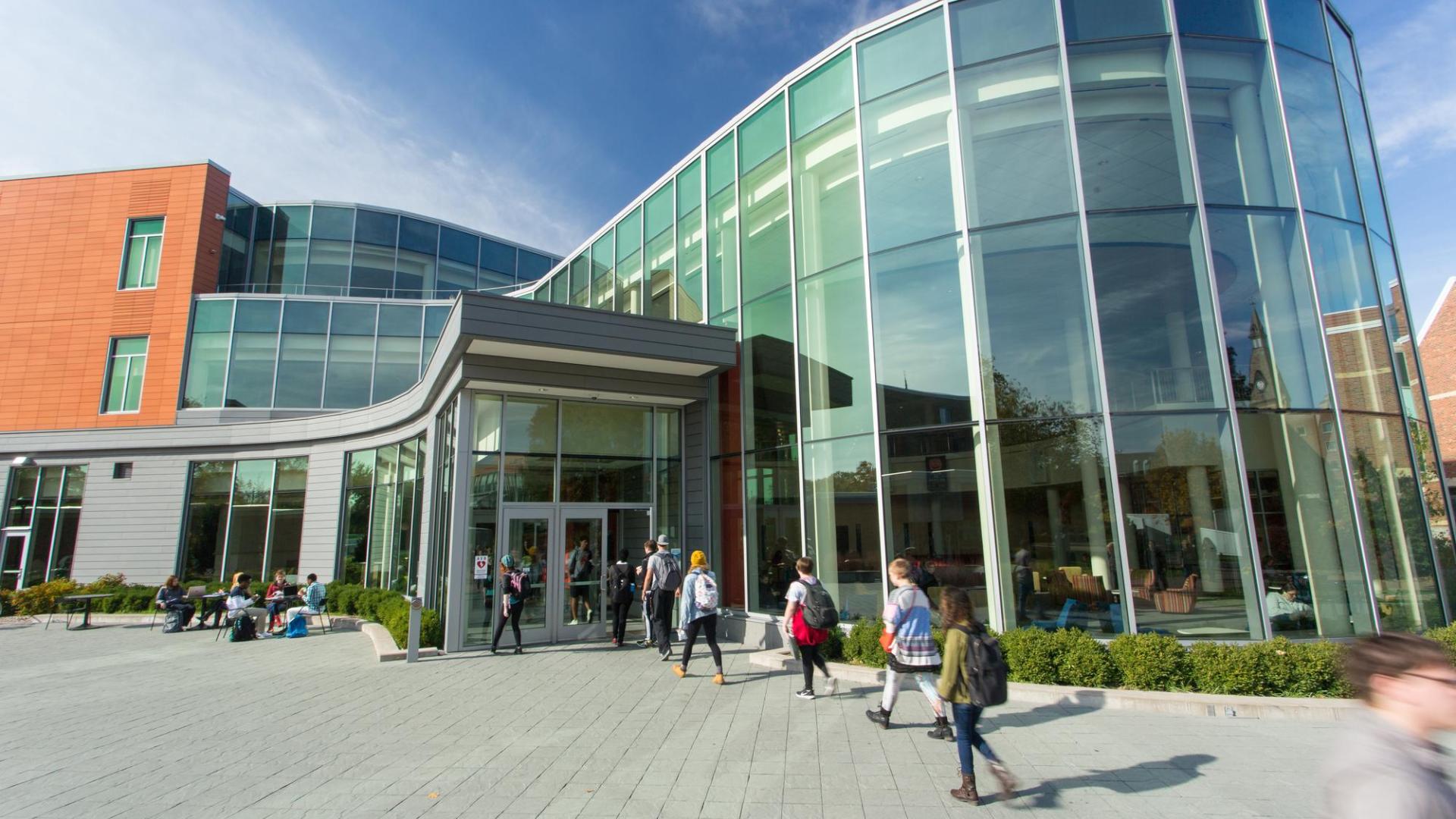 Students walking into Anderson Center at Hamline University