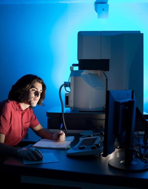 Electron microscope used by student in physics program